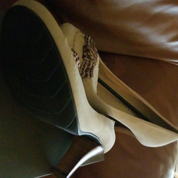 Shoes - Picture 3 of 4